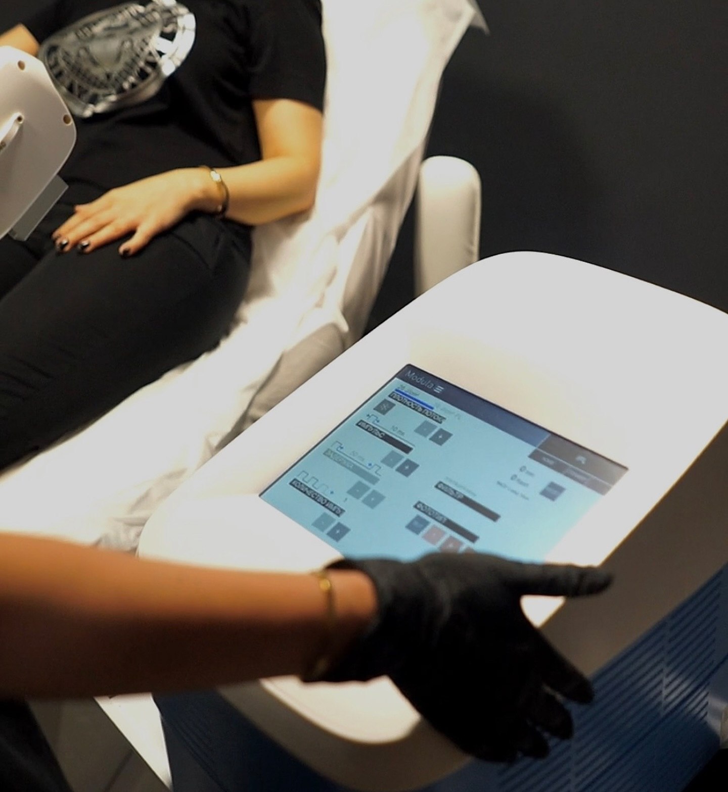 Настройка аппарата MODULA перед процедурой в Chronos Clinic